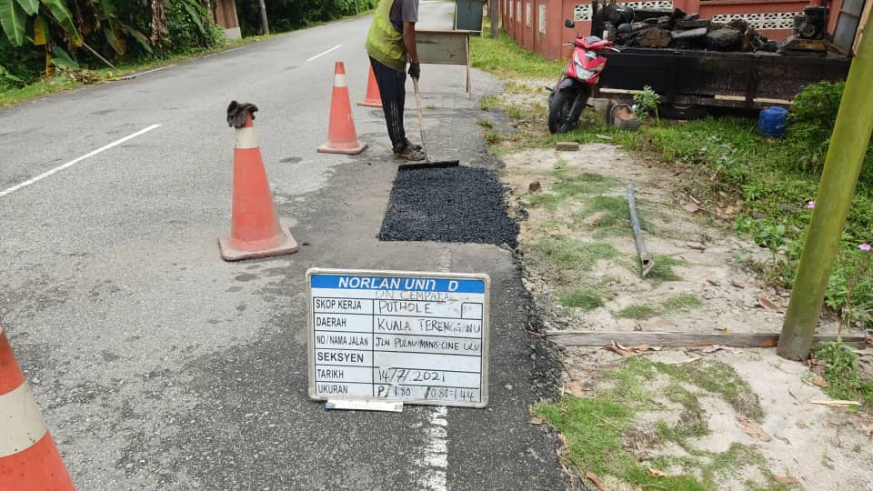 AHTNU_Area2's tweet image. Info 14.7.2021
T132 Jln Pulau Manis-Kg Cina Ulu, Kuala Terengganu

Team #KualaTerengganu
R01 - Patching pothole/pavement
Kerja membaiki permukaan jalan rosak

Tiada lagi jalan berlubang bahaya

#ThisIsKualaTerengganu
#TSRM
@JKRTerengganu
@jkrktganu