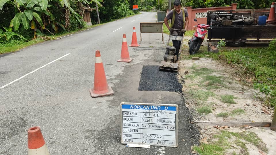 AHTNU_Area2's tweet image. Info 14.7.2021
T132 Jln Pulau Manis-Kg Cina Ulu, Kuala Terengganu

Team #KualaTerengganu
R01 - Patching pothole/pavement
Kerja membaiki permukaan jalan rosak

Tiada lagi jalan berlubang bahaya

#ThisIsKualaTerengganu
#TSRM
@JKRTerengganu
@jkrktganu