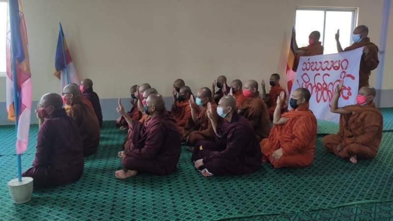 Daniel78037553's tweet photo. Regular Prayer Strike by #Mandalay Sangha Union prayed for Peace,Freedom of Myanmar and safety of citizens. 
#MyanmarNeedsO2
#WhatsHappeningInMyanmar
#July14Coup https://t.co/XjN80FF6rV