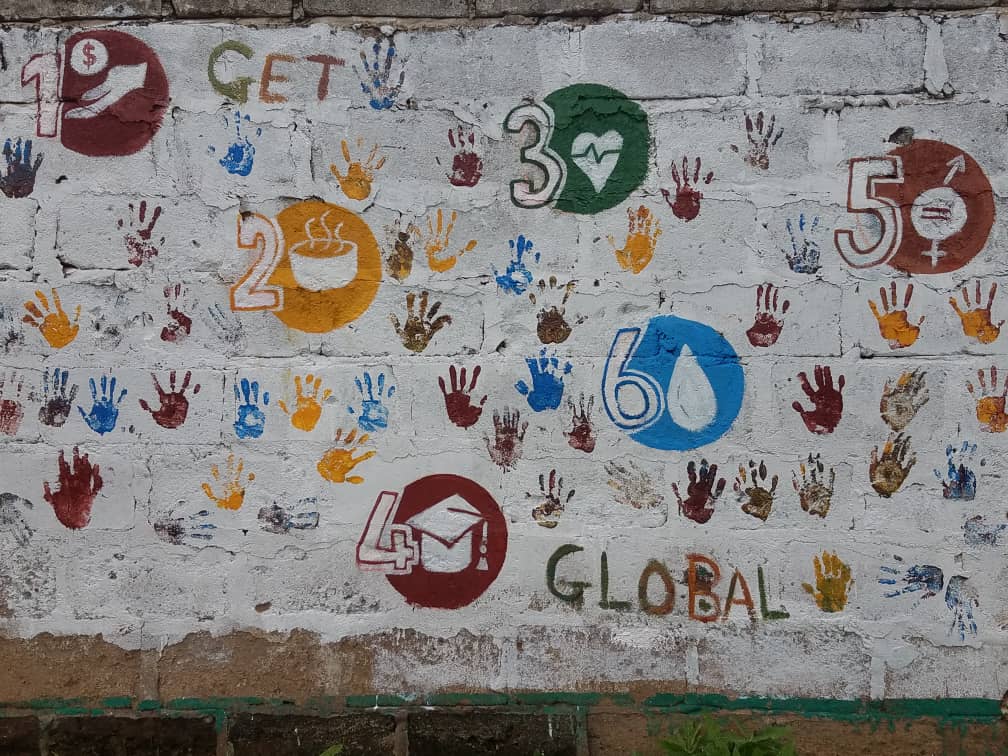 This week we are nearing the end of this wave of programmes and as always its StreetsmART time!
Check out the newest pledges at Sowers Academy yesterday!
We looooooove the #SDGs

#getglobal #ghana #education #involveme #painting #handprint #pledge #keepmycommunityclean