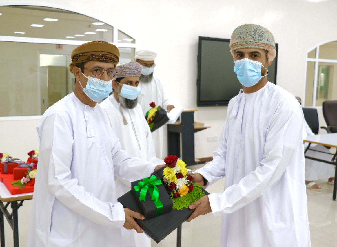 EduGovSbt's tweet photo. الدكتور ناصر بن سالم الغنبوصي المدير العام بمعية الاستاذ يوسف الخروصي مدير الدائرة يكرمان مشرفي وحدة مادة تقنية المعلومات بدائرة الإشراف التربوي نظير تنظيمهم الملتقى الافتراضي لمادة تقنية المعلومات وأيضا لتميّزهم في عملهم الإشرافي. https://t.co/UZcgrumuRr
