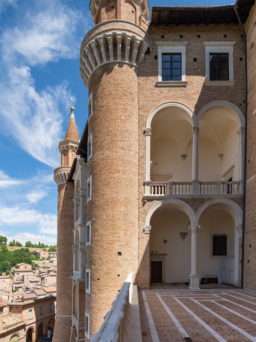 Siamo a #Urbino, nelle #Marche.
Qui c'è un palazzo...
"...secondo la opinione di molti, il più bello che in tutta Italia si ritrovi; e d'ogni oportuna cosa sì ben lo fornì, che non un palazzo, ma una città in forma de palazzo esser pareva"
Baldassarre Castiglione.
<a href="/MarcheTourism/">Marche Tourism</a>