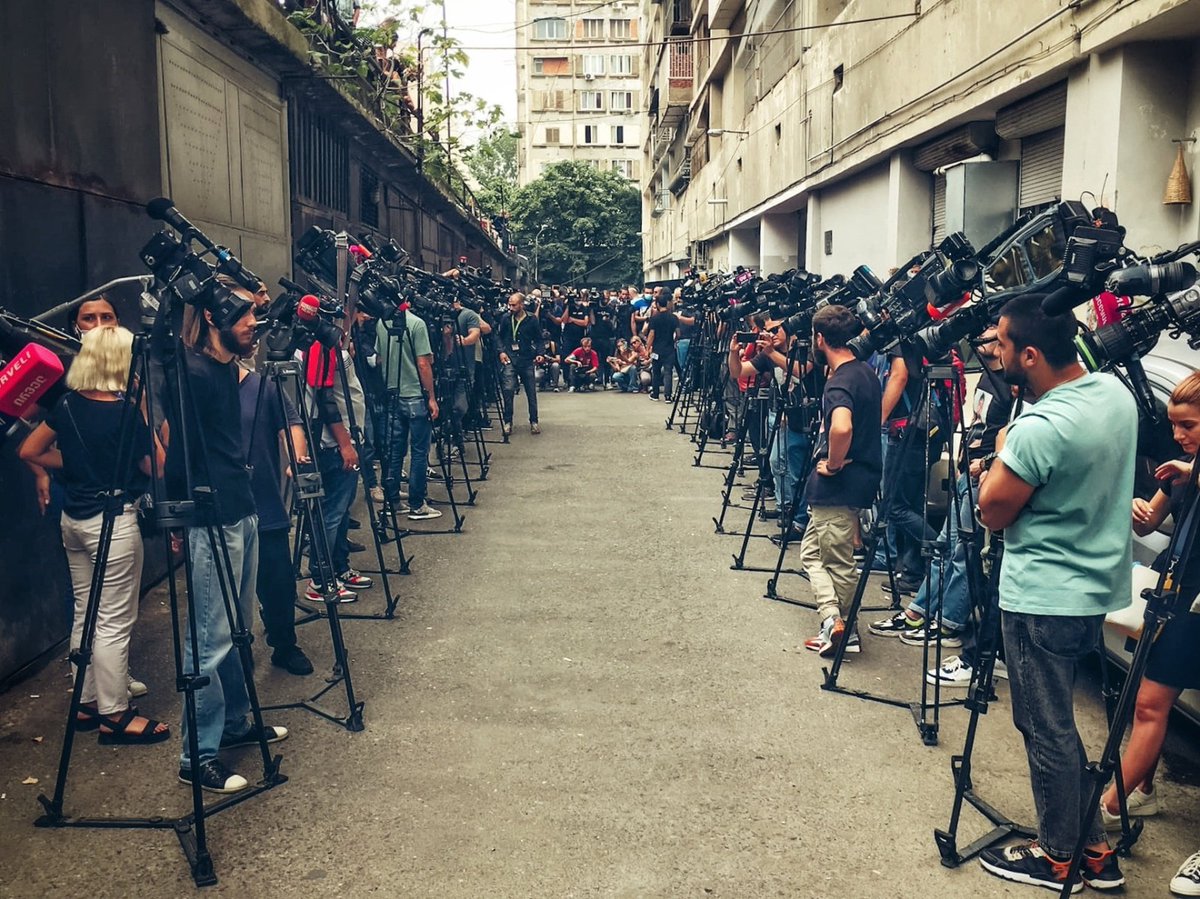 Ak47tv's tweet photo. Funeral de un cámara georgiano con todos los honores de todos los compañeros de profesión. https://t.co/DxZzEtkaMM