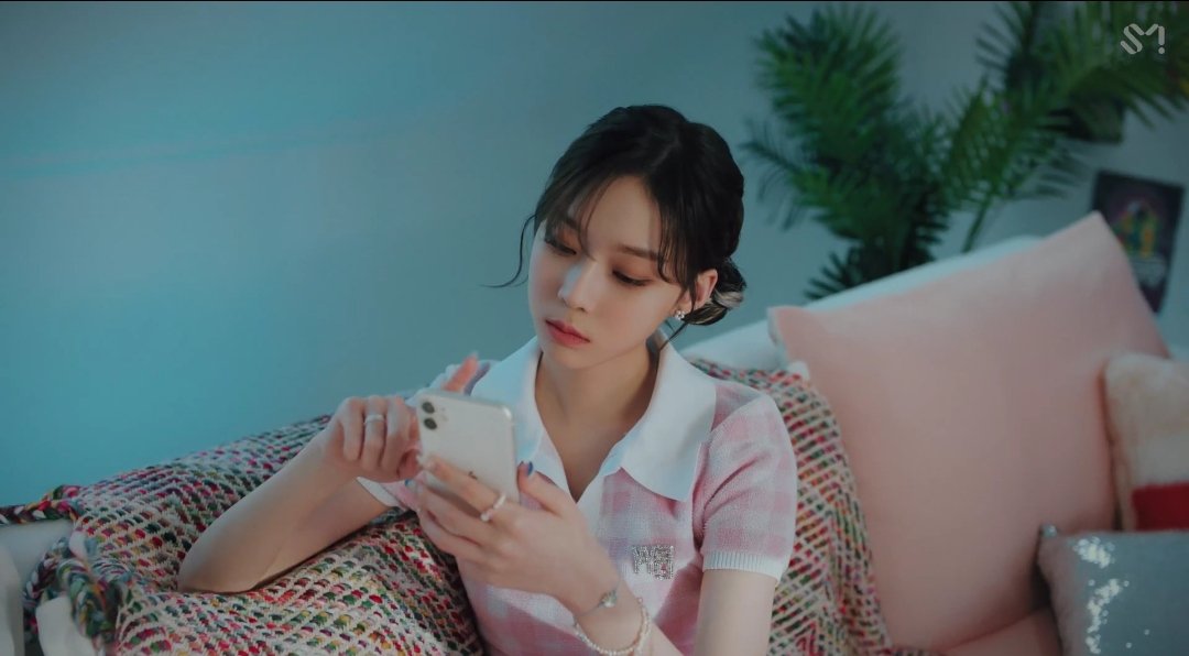 Wintersnowhitie's tweet photo. #ssungwint prompt;
Ssungwint is the best couple on campus. they got into a small fight, then sungchan waited for winter to come to class but instead winter was still at home waiting for sungchan's message to pick her up.
#FreeToFlyWithWINTER #FreeToFlyWithSungchan https://t.co/FfLfxiN8Ph