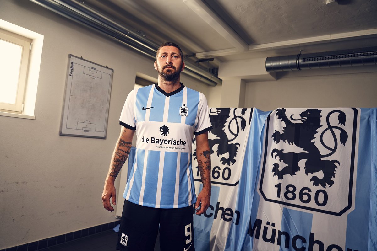 Niemand absolviert eine Trikotpräsentation des neuen Heimtrikots im Heizungskeller, zwischen zum Trocken aufgehängter Vereinsbettwäsche, so würdevoll wie Sascha Mölders.