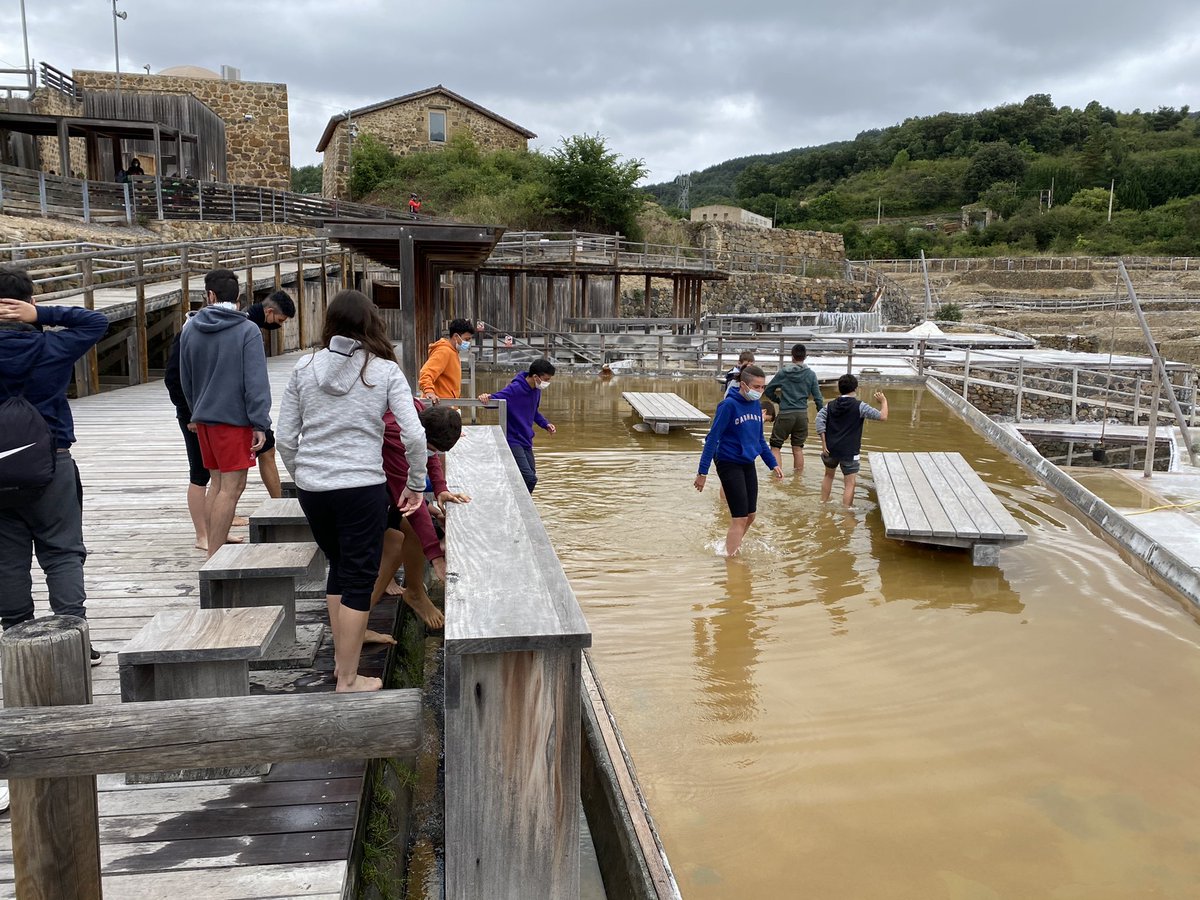 kanpezu's tweet photo. Añanako Gatzagara bixita daukagu gaur! Eguraldi ona falta denez, historia ikasiko dugu! // ¡ Hoy visita a las Salinas de Añana! A falta de buen tiempo, aprenderemos algo de Historia. https://t.co/SQ61nDUzBr