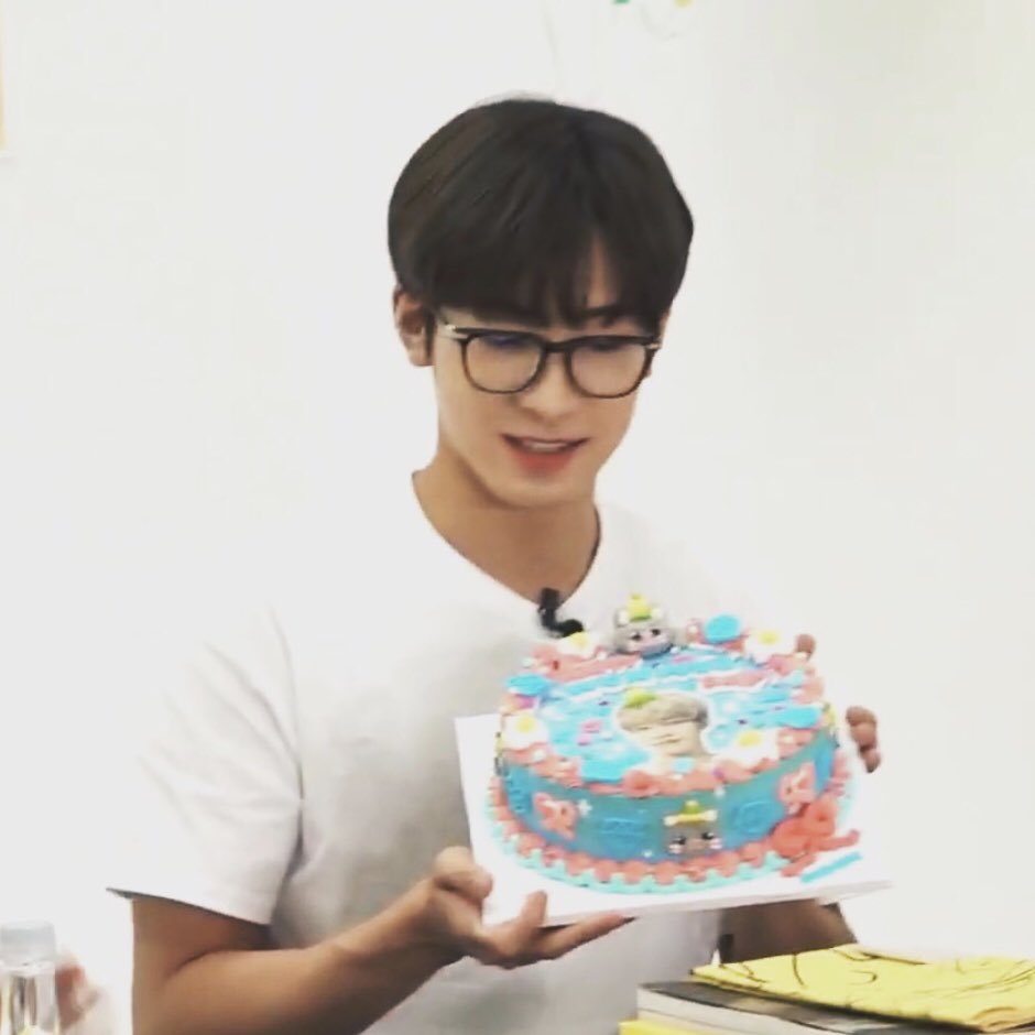 domcheol's tweet photo. wonwoo’s birthday cake, so cute ♡ https://t.co/QQJaFutHov
