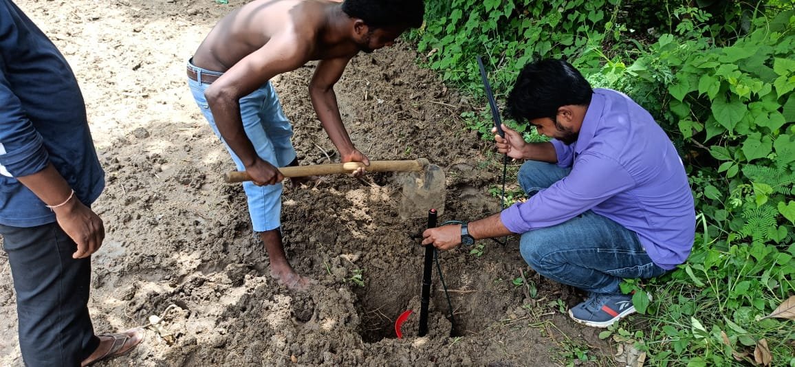 WASSANIndia's tweet photo. @Malyaj9 Shrivastava (@network_rra YP) is installing The FullStop™ Wetting Front Detector at a field in Odisha to detect soil moisture in a particular period of time to improve irrigation practices, monitor the electrical conductivity &amp; nutrient concentration in the soil

#ACIAR https://t.co/kVYI3ZFDI2