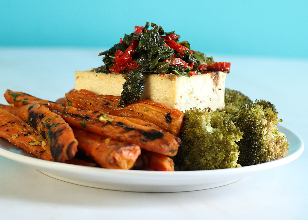 chefjessrdn's tweet photo. Tofu isn't boring when we stuff it with sun-dried tomatoes, onions and kale! Served with roasted leeks, carrots and broccoli. Plant-based and gluten-free! Order here: https://t.co/NjPxhGUThS #healthycomfortfood #dcdelivery #dcvegan https://t.co/uY5fXUpVme