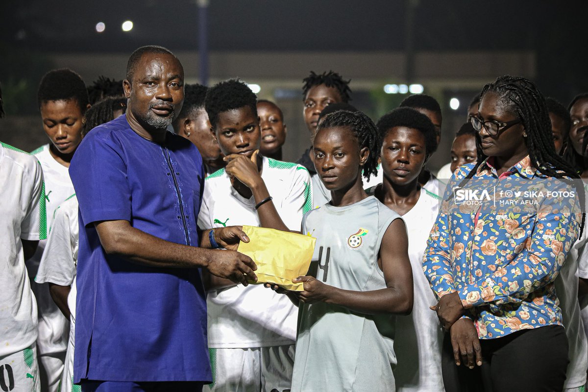 Sika_Fotos's tweet photo. Western NPP Caucus of Parliament on Tuesday made a donation of 10000 cedis to Hasaacas Ladies and former Railway Minister Joe Ghartey also made a personal donation of 5000
#SupportHasmalLadies #SikaFotos https://t.co/q5OgpUooNW
