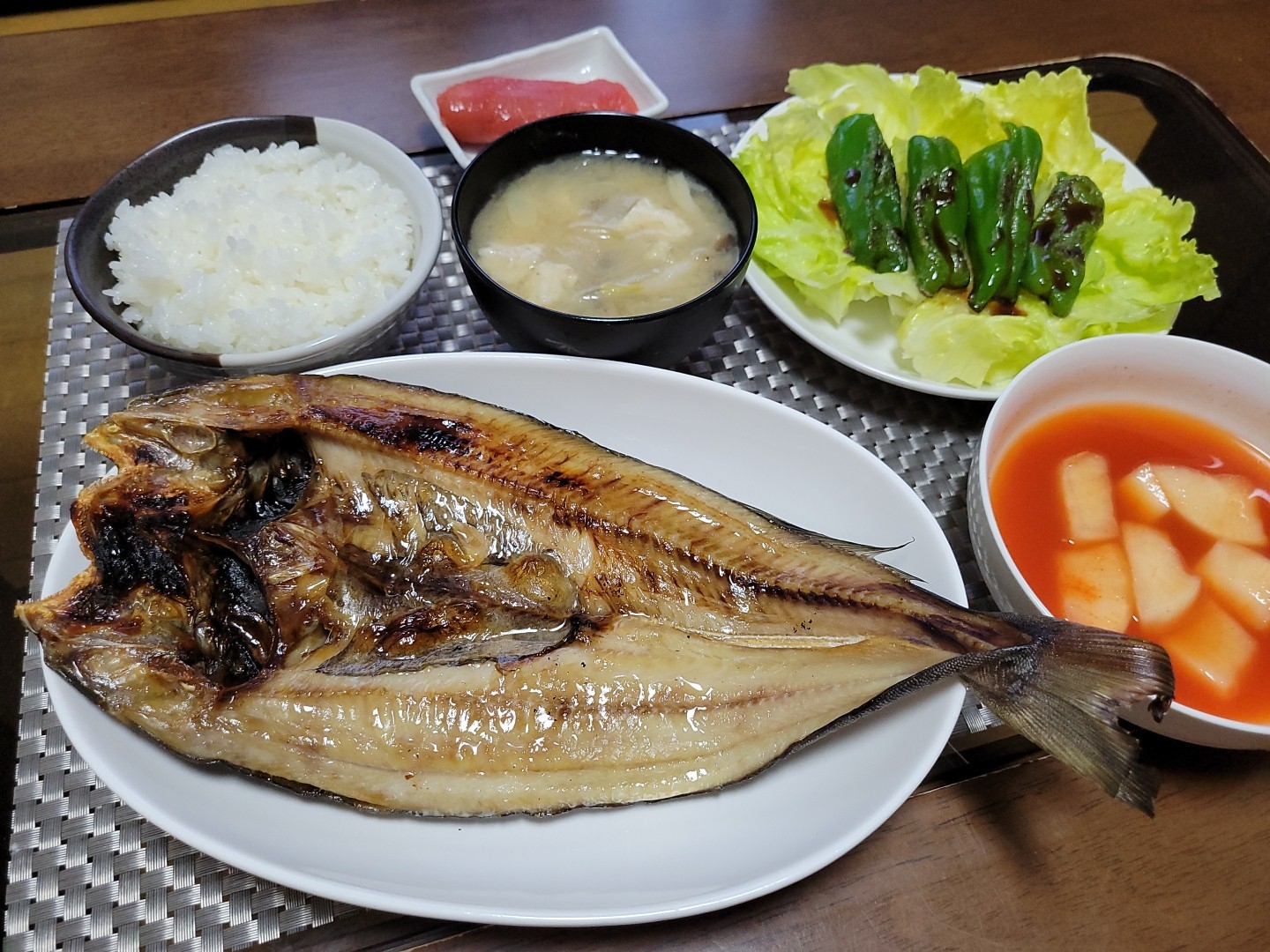 Hide 今夜の夕食 羅臼産ほっけ塩焼き すり身としめじの味噌汁 辛子明太子 カクテキ 焼きピーマン ほっけの脂のりが最高 なまらうまい T Co Ownbdecg2i Twitter