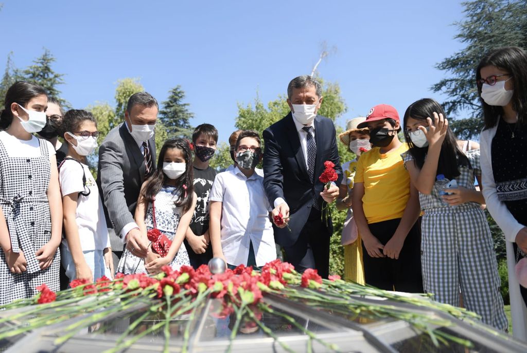 ziyaselcuk's tweet photo. Tarihsel olayları, yaşandığı mekânlarda özümseyerek öğrenmeyi önemsiyoruz.

Evlatlarımız; #15Temmuz gecesi yaşananları, millî birlik ruhunu, Gazi Meclis’imizdeki izlerle görsün, tanısın istedik.

Gençlerimiz bu ruhu geleceğe eğitimle ve bilimle  taşıyacak. Onlara güveniyoruz… https://t.co/Zotl4NOUA0