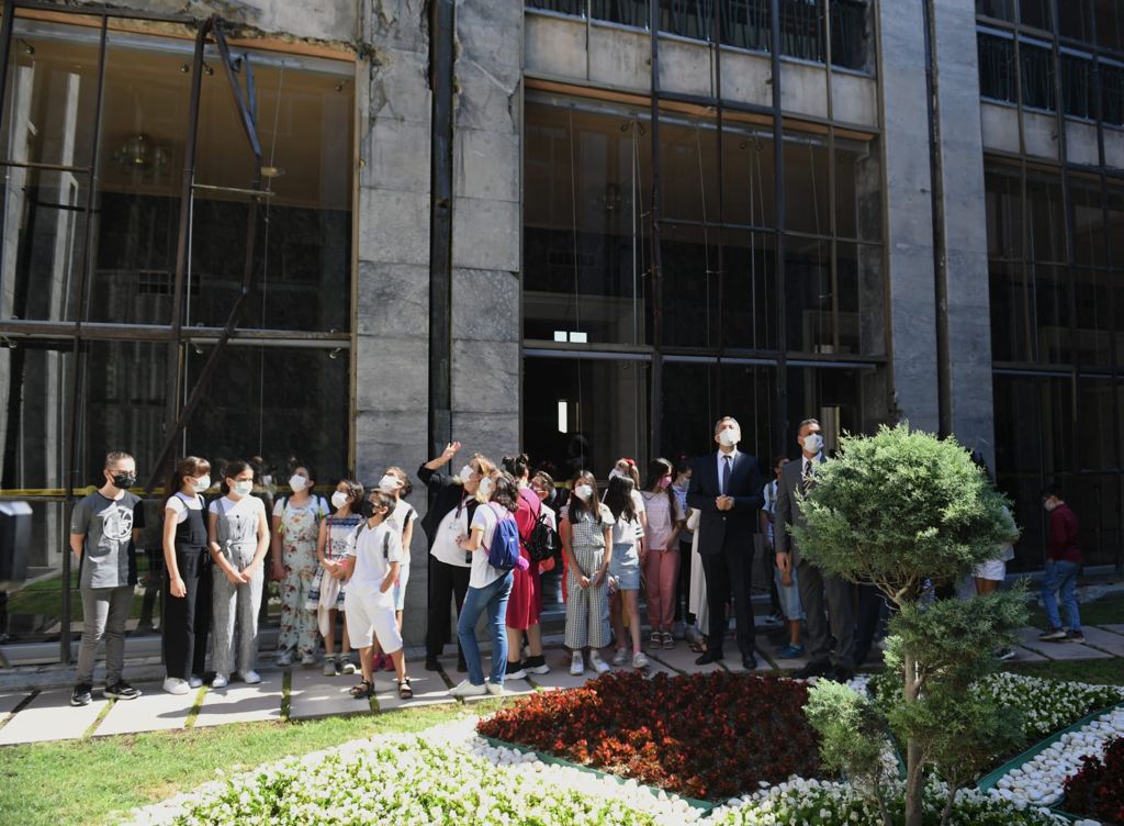 ziyaselcuk's tweet photo. Tarihsel olayları, yaşandığı mekânlarda özümseyerek öğrenmeyi önemsiyoruz.

Evlatlarımız; #15Temmuz gecesi yaşananları, millî birlik ruhunu, Gazi Meclis’imizdeki izlerle görsün, tanısın istedik.

Gençlerimiz bu ruhu geleceğe eğitimle ve bilimle  taşıyacak. Onlara güveniyoruz… https://t.co/Zotl4NOUA0