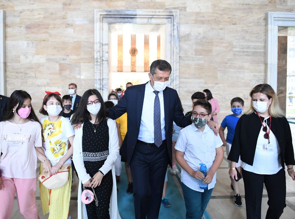 ziyaselcuk's tweet photo. Tarihsel olayları, yaşandığı mekânlarda özümseyerek öğrenmeyi önemsiyoruz.

Evlatlarımız; #15Temmuz gecesi yaşananları, millî birlik ruhunu, Gazi Meclis’imizdeki izlerle görsün, tanısın istedik.

Gençlerimiz bu ruhu geleceğe eğitimle ve bilimle  taşıyacak. Onlara güveniyoruz… https://t.co/Zotl4NOUA0
