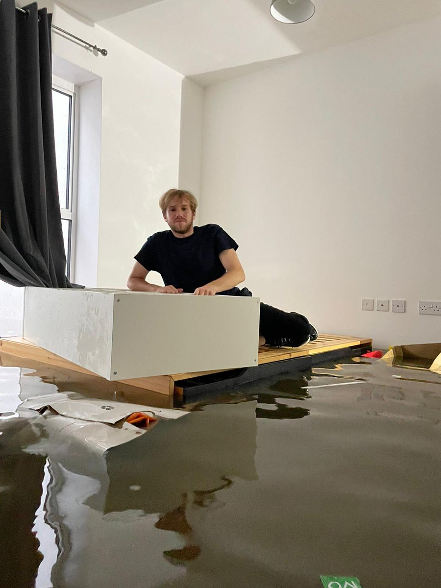 martalamarto's tweet photo. había escrito el hilo entero y se me ha borrado antes de subirlo así que aquí voy de nuevo

hilo sobre cómo nos hemos quedado sin casa a los 12 días de alquilar un piso o también "Zack y Cody: Todes a bordo" 🏚 https://t.co/7ta0KWQxna