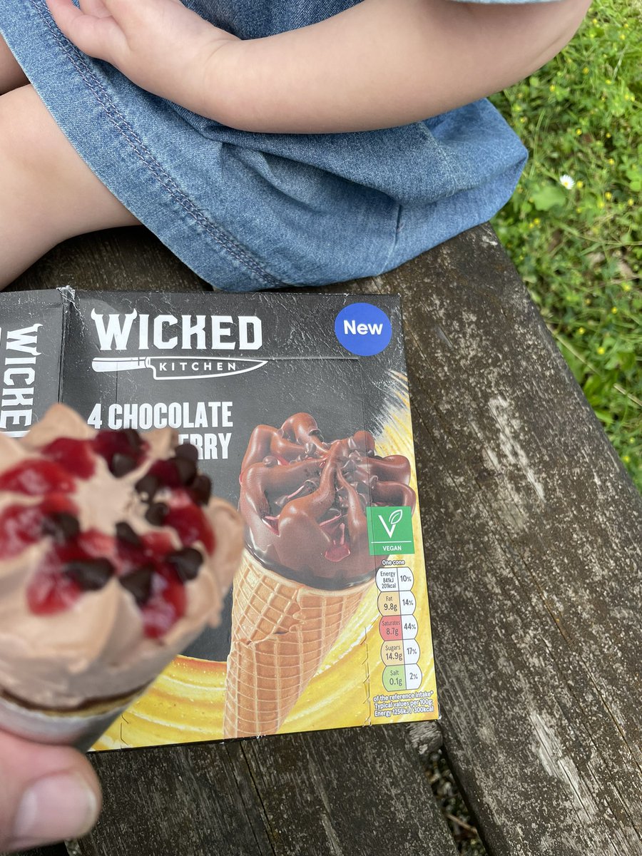 mrsmoke1963's tweet image. @Tesco is it just me or does the finished product look nothing like the photo or description imagine my granddaughters face when she picked the box and look what she got !! #wrongbox #areyousure #upset