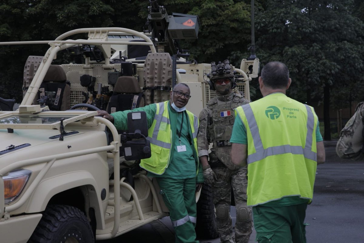 Armees_Gouv's tweet photo. #14juillet Moment de cohésion entre des forces spéciales et des agents de la mairie de @Paris avant le début du défilé. #CohésionDéfense https://t.co/EksQNEUXp9