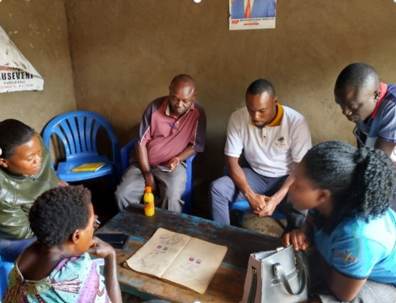 AgUnity's tweet photo. In this photo you can see a farmer talking us through her income and expenditure chart tree. Our goal at #AgUnity is to provide farmers like this one with a smartphone that provides the tools and resources to note down these activities digitally. #blockchain #ethicalfarming https://t.co/n7qZKxK0TY