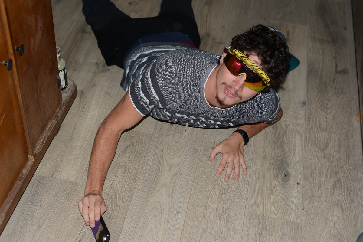 Imdom_6's tweet photo. Me on my way to pay my tab at the bar https://t.co/Cgksoc09hW