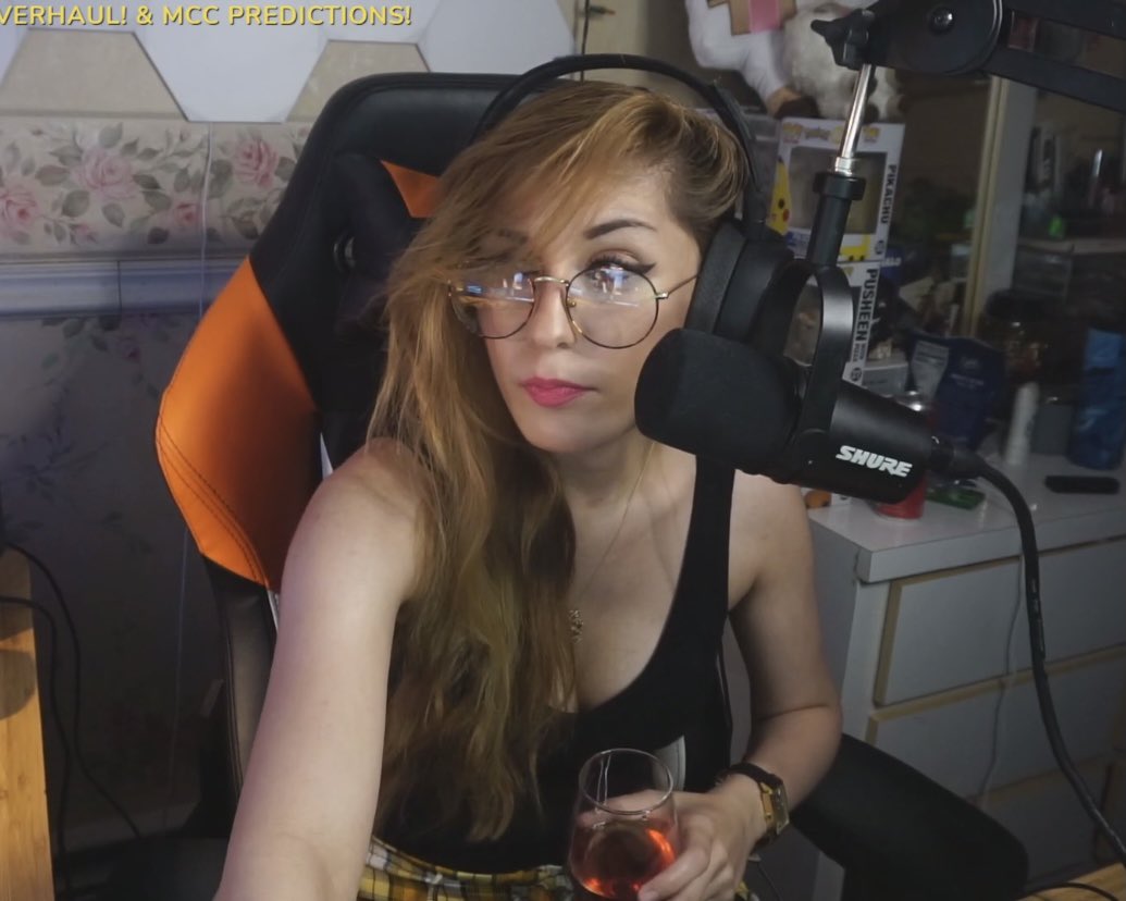 sleepypuffy's tweet image. Thank you for being so sweet about the glasses tonight! 
Usually I get really uncomfortable &amp;amp; embarrassed when I wear them in front of people! 

But why do I look like such a wine aunt in these pictures?! 😫