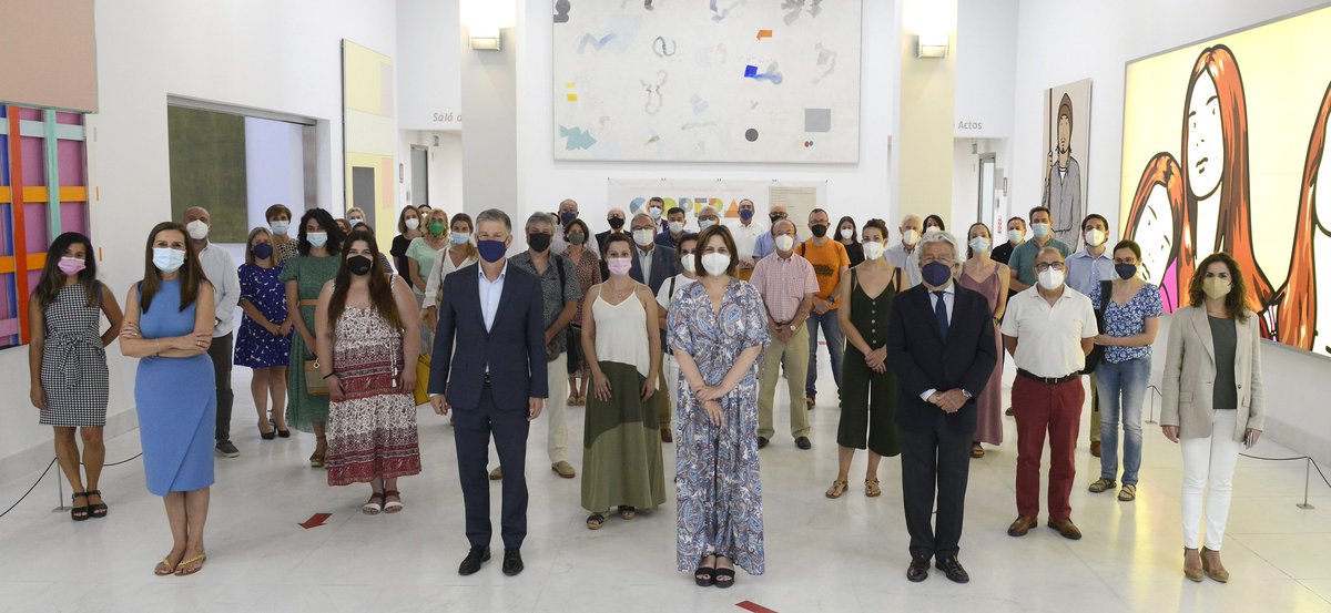 CasaRonaldVLC's tweet photo. Ayer asistimos al acto de entrega de la 19 Convocatoria de #CooperaONG en el que @FundacionBcja y
@caixabank nos concedieron una importante ayuda. Gracias a su colaboración seguiremos ofreciendo un hogar fuera del hogar en Valencia a familias con hijos/as gravemente enfermos. https://t.co/vNakzD615s