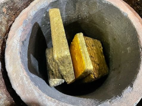 ABCRefinery's tweet image. Congratulations to Capricorn Metals on their first delivery of gold to ABC Refinery from Karlawinda Gold Project in Western Australia. Fresh from the mine and into the furnace!

#gold #goldbullion #ausmining