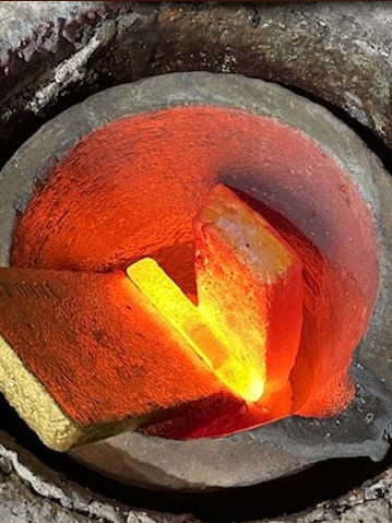 ABCRefinery's tweet image. Congratulations to Capricorn Metals on their first delivery of gold to ABC Refinery from Karlawinda Gold Project in Western Australia. Fresh from the mine and into the furnace!

#gold #goldbullion #ausmining