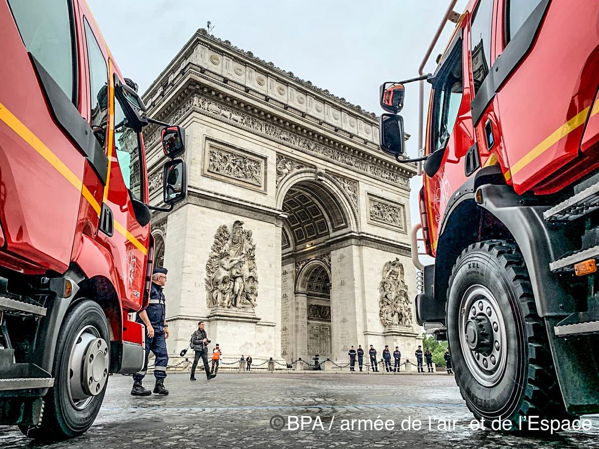 PompierAir's tweet photo. #14juillet Jour J! Nos #pompiersdelair sont en place prêts à descendre la plus belle avenue du monde d’ici quelques dizaines de minutes! La concentration est à son maximum ! Bon défilé à tous ! #paris #défilé #champselysees #pompiers #armées #officiel #bastilleday🇫🇷 #defense https://t.co/89uq4xODjy
