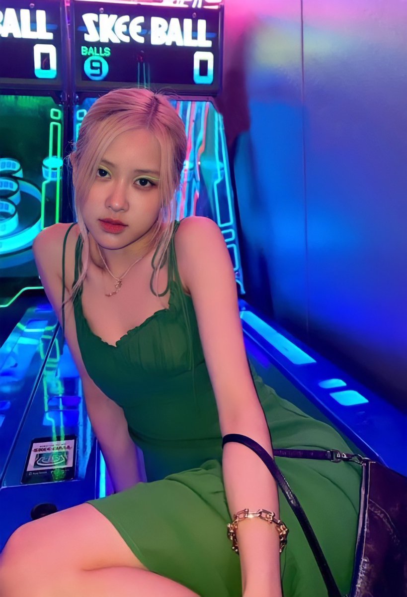 UnnieJuls's tweet photo. 😳💚
#Rosé #BLACKPINK https://t.co/4Z6CteWrGA