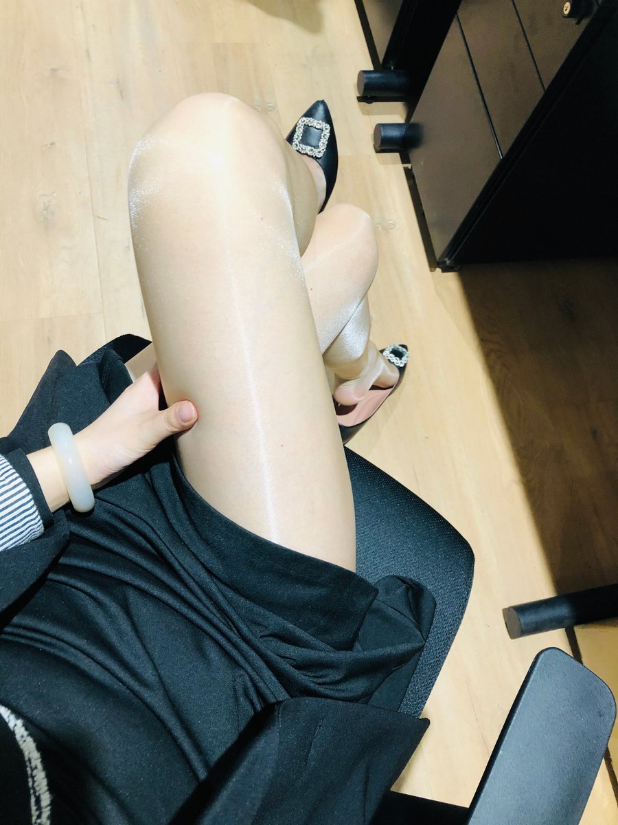 🧦：九尾紫瞳「抚」系列真的亮！油亮效果性感而不俗气！无缝款超级好穿不掉裆！不愧是性感美腿袜！
      @0zitong_0 @0zitong https://t.co/0MGhGlnMTv
