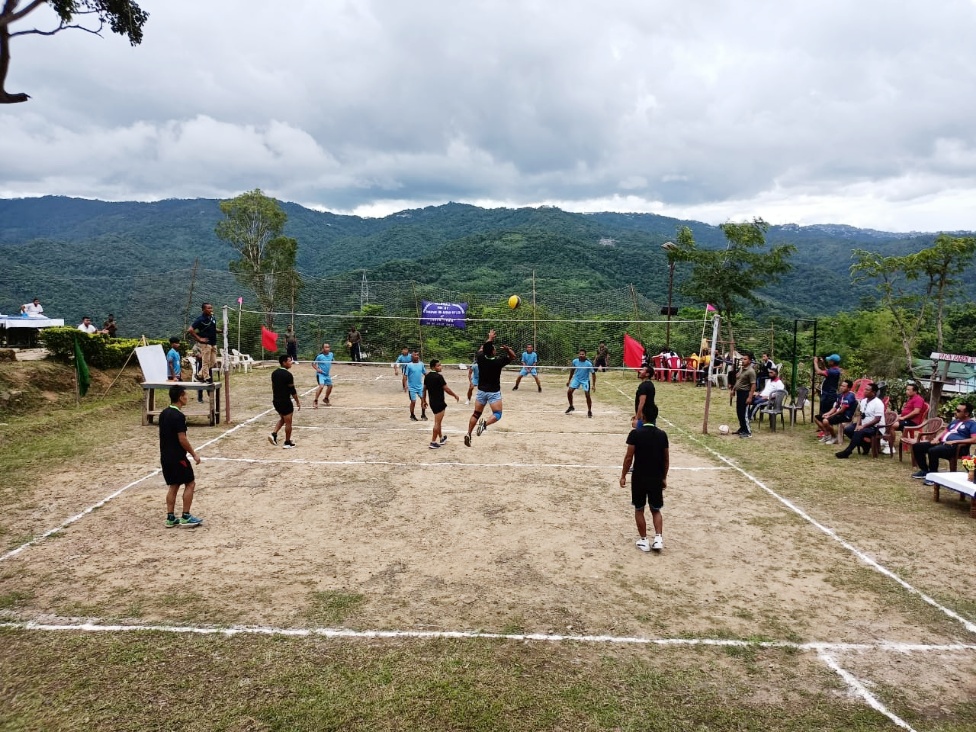 official_dgar's tweet photo. ASSAM RIFLES PROMOTES FIT INDIA MOVEMENT IN NAGALAND
 
Ghaspani Battalion of #AssamRifles on 12 July, promoting 'Fit India Movement' organized a Friendly Volleyball Match with Youths of Zubza Town, Kohima District, Nagaland.

@PIBHomeAffairs @adgpi @ANI https://t.co/exD0i7oxDP