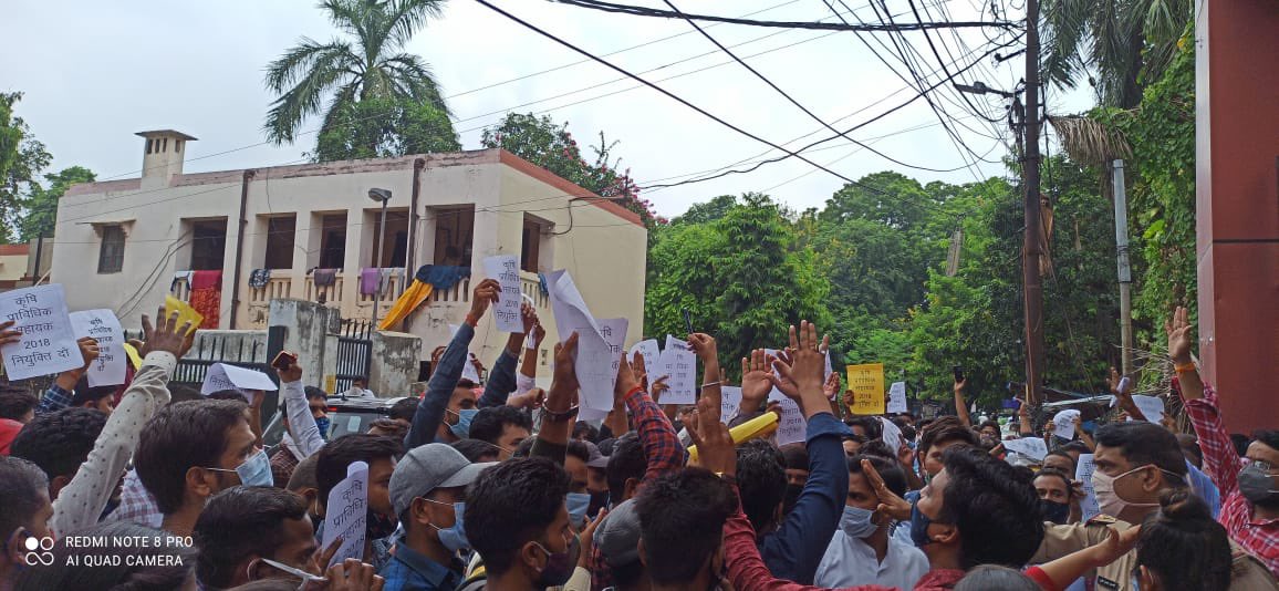 ये हैं UP के युवा. AGTA की भर्ती को 3 साल हो गए, अब तक नियुक्ति नहीं मिली. उम्मीदवार आए दिन आयोग के बाहर धरना देते हैं, मगर नियुक्ति के नाम पर इन्हें सिर्फ आश्वासन ही मिलता रहा है. क्या ये भी 4 लाख रोजगार वाले अभियान का हिस्सा हैं? <a href="/myogiadityanath/">Yogi Adityanath</a> <a href="/priyankagandhi/">Priyanka Gandhi Vadra</a> <a href="/yuvahallabol/">Yuva Halla Bol</a>