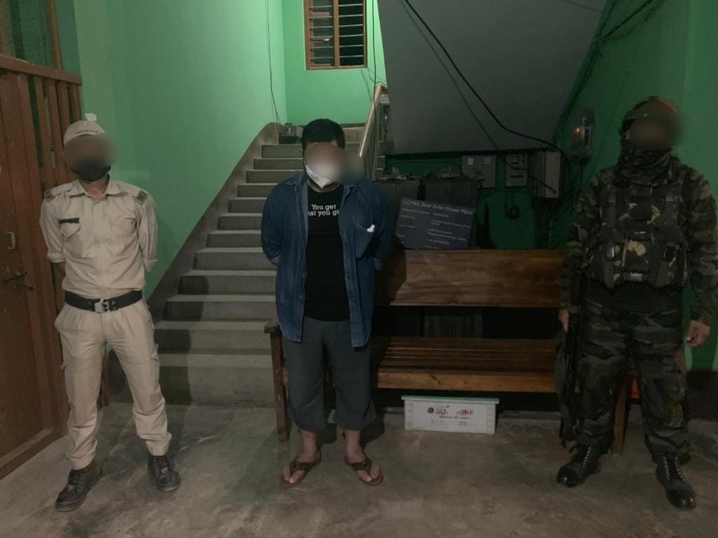 official_dgar's tweet photo. ASSAM RIFLES APPREHENDS PLA AND PREPAK CADRES IN MANIPUR

Keithelmanbi and Chassad Battalions of #AssamRifles on 12 July, in different operations, apprehended two active Cadres of PREPAK and PLA in Imphal West and Kamjong Districts of Manipur.

@PIBHomeAffairs @adgpi @ANI https://t.co/um2A54vNah