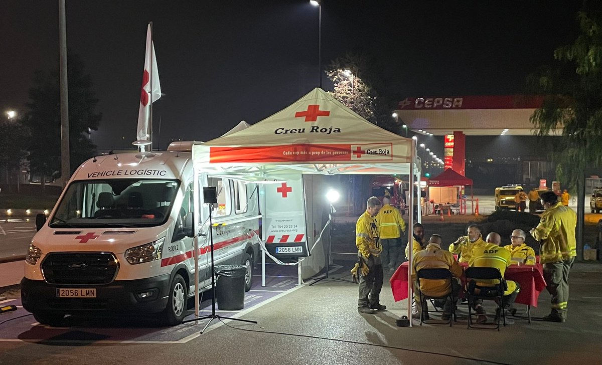 CreuRojaCAT's tweet photo. Una nit llarga pels @bomberscat i @emergenciescat a #IFCastellvideRosanes. Contents d'estar al seu costat i de poder ajudar també d'aquesta manera. https://t.co/KplshFe6Kx