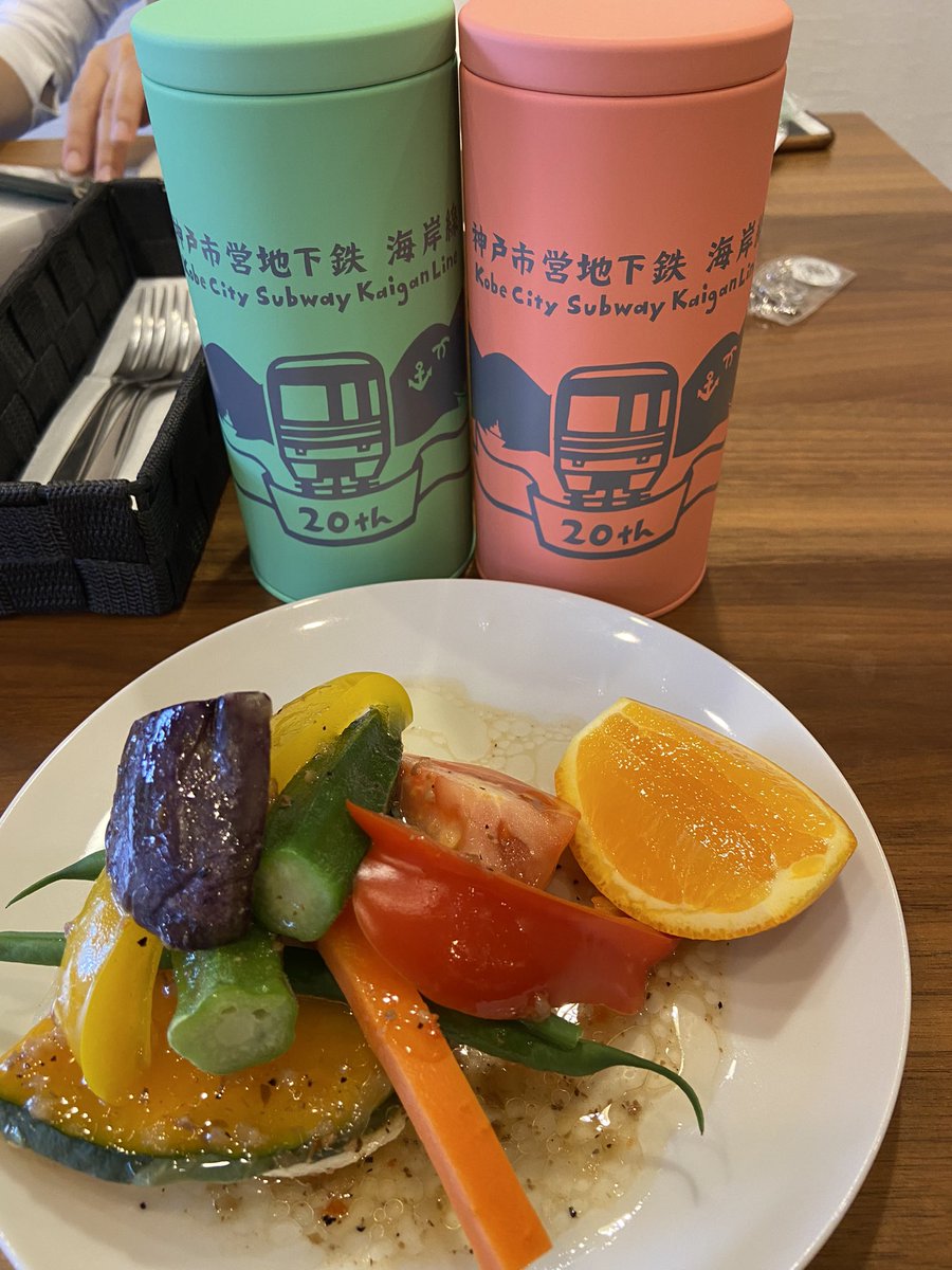 Emiria_M_T's tweet photo. 大好きなClariSさんのイメージカラーのコーヒー缶を手に入れる為に
噂のコーヒー屋さんに来ました
テンション上がってきました💕
雷すごい⚡️ https://t.co/9QOMnI22iV