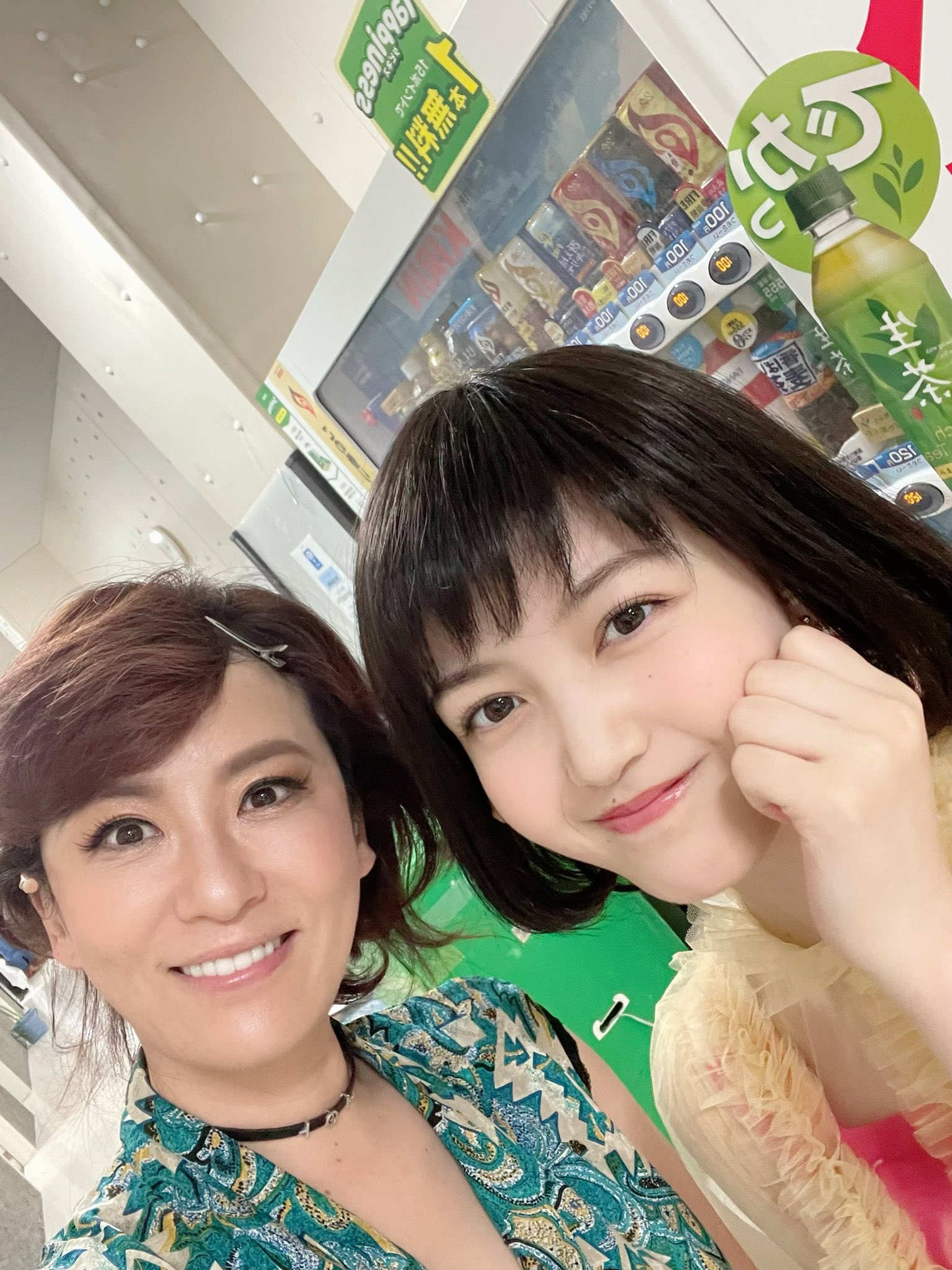 鈴木砂羽 V Twitter 本日ワタクシは宮城県にある猫の島として有名な田代島でロケ そして奇しくも宮城県出身 久保史緒里ちゃんのお誕生日 おめでとうございます 歳になったしーちゃん 元気かなぁ 今度は本物のお酒で乾杯しようにゃー 田代島 久保史緒里生誕