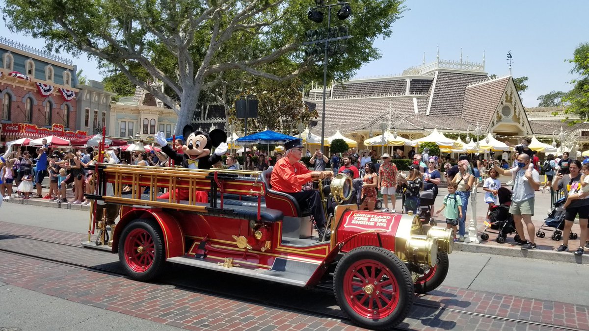 Disneyfan9523's tweet photo. I Had A Magical Time At Disneyland Park! #Disneyland #DisneylandAP #WaltDisney #DisneyMagicMoments #ABC7Eyewitness #SnowWhitesEnchantedWish #SnowWhite #MickeysMixMagic #DisneylandFireworks #Disney #MickeyMouse #D23 #SleepingBeautyCastle https://t.co/3cAX4DQfBV