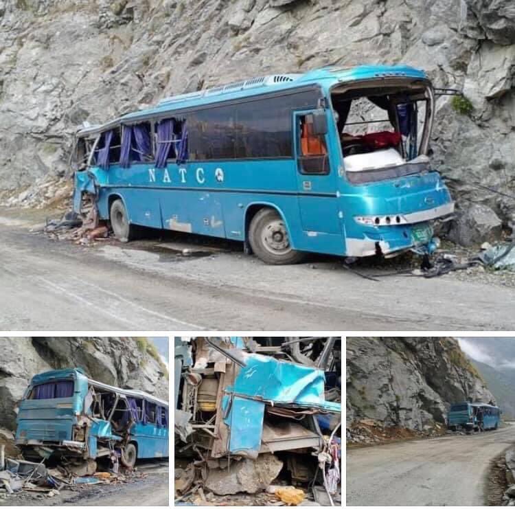 Voiceofskd's tweet photo. پنڈی سے گلگت جانے والی نیٹکو بس پر کوہستان پٹن کے حدود میں لینڈ سلائیڈنگ، پانچ کے قریب افراد جان بحق،زرائع
#GilgitBaltista
@VOice_OFGB @wajahatgilgiti @pamirtimes https://t.co/c7xuUFIU9J
