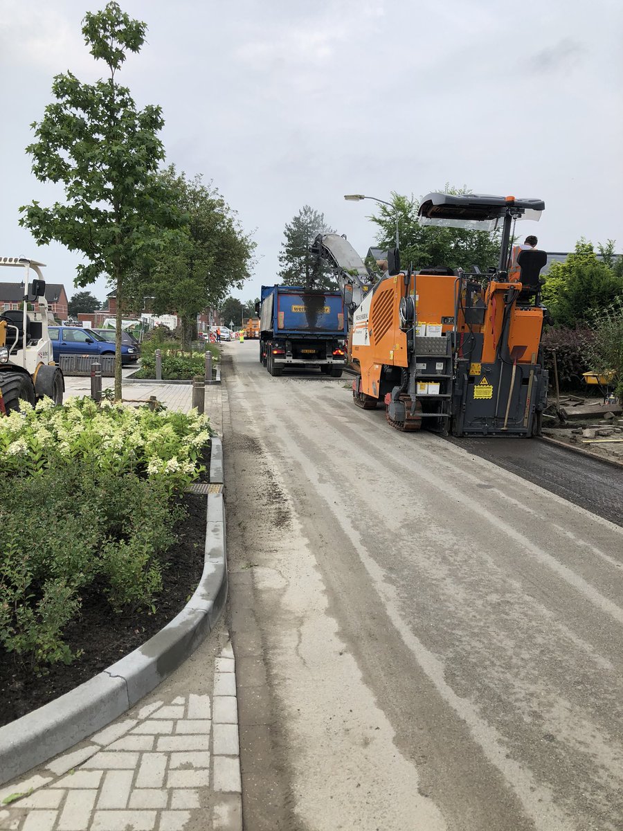 MaikelWelmers's tweet photo. #avitec #infra &amp; #milieu legt de boel klaar voor morgen @Eemsdelta Industrieweg #asfalt @Roelofsgroep #specialistenindeinfra https://t.co/L2z8uovcHY