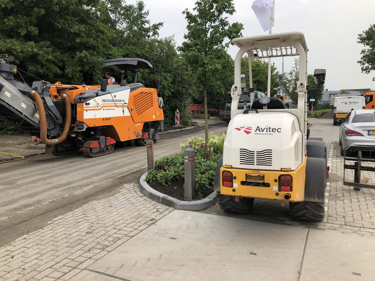 MaikelWelmers's tweet photo. #avitec #infra &amp; #milieu legt de boel klaar voor morgen @Eemsdelta Industrieweg #asfalt @Roelofsgroep #specialistenindeinfra https://t.co/L2z8uovcHY