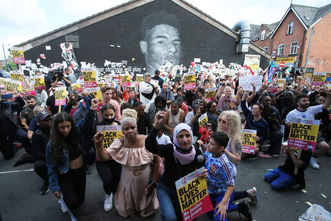 SmartEaglesZed's tweet photo. Anti-racism demonstrators at Marcus Rashford's mural in Manchester .
#SmartEagles https://t.co/MVgozik9mI