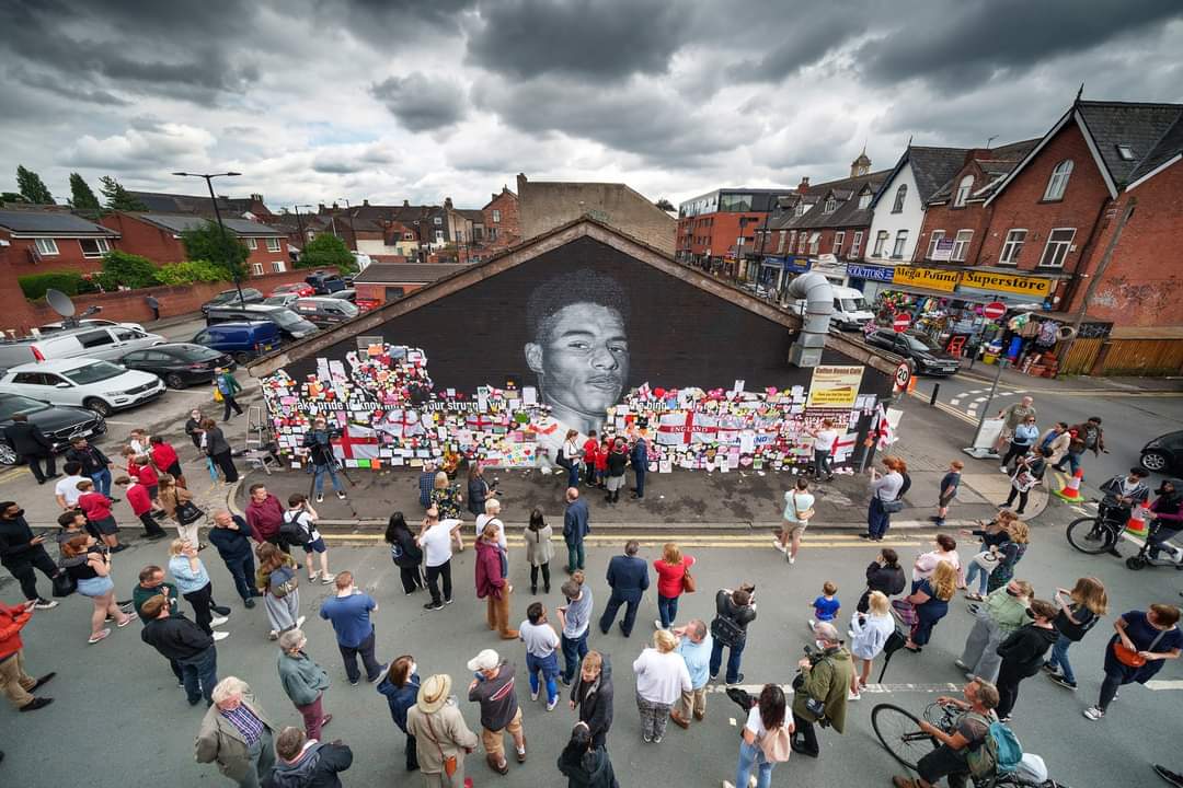SmartEaglesZed's tweet photo. Anti-racism demonstrators at Marcus Rashford's mural in Manchester .
#SmartEagles https://t.co/MVgozik9mI