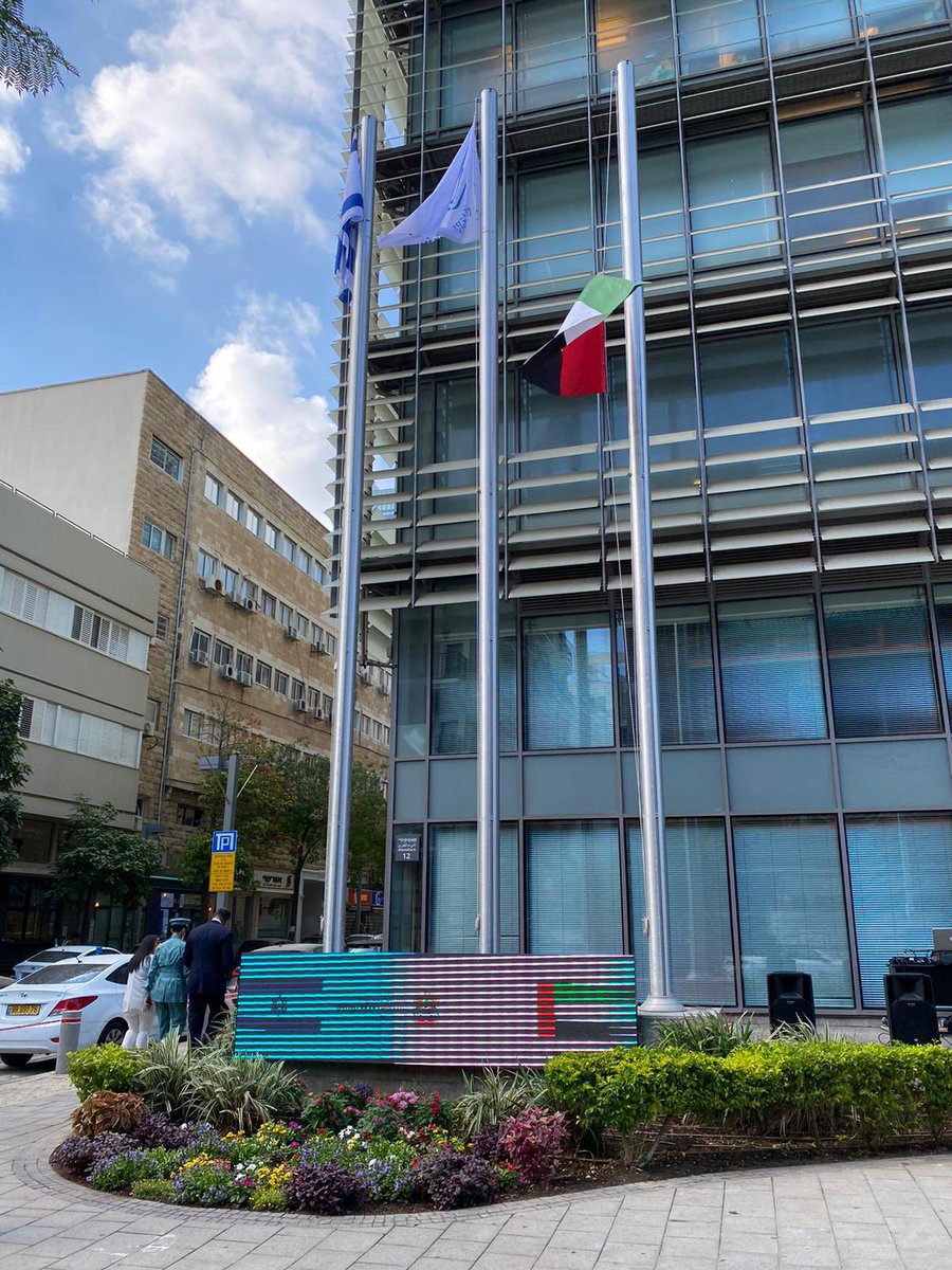 לפיד: יום היסטורי: הדגל האמירתי מונף בבניין השגרירות בתל...