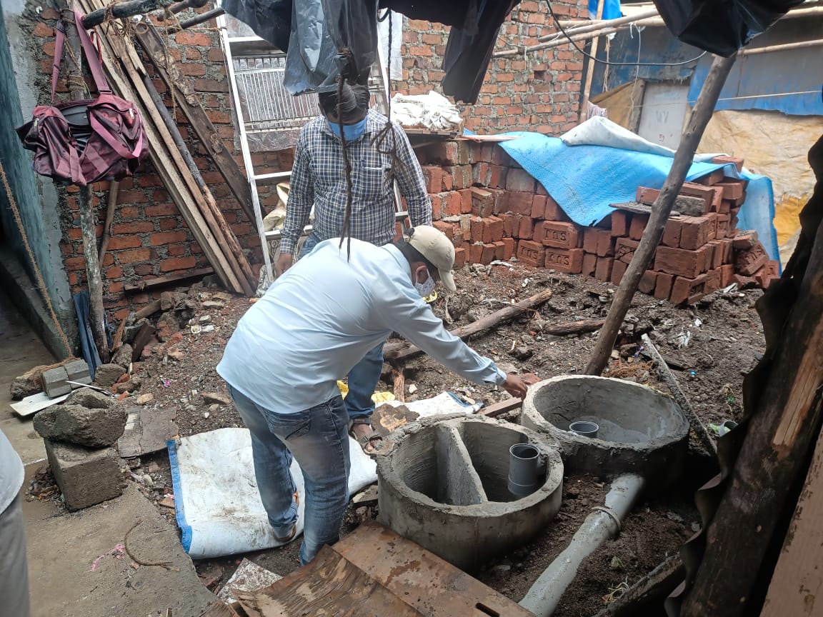 ShelterAssts's tweet photo. The hilly terrains of #Turbhe makes it difficult to install drainage networks. To address this challenge, readymade #septictank #toilets are being facilitated for the families of Turbhe Ward settlements #NaviMumbai
#UrbanWASHTurbhe #TransformingLives #togetherwithkindness https://t.co/B7tTHt1d2w