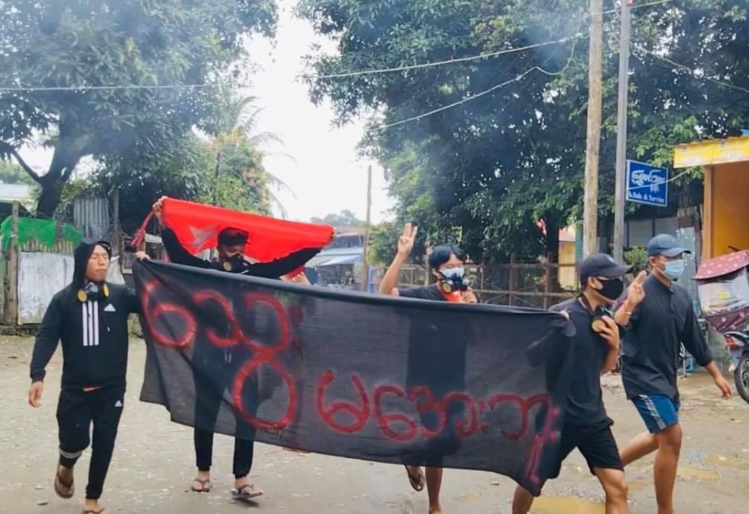 Youths of Tamakhan Myothit, Hpakant Tsp took the streets fearlessly to overthrow Genocidal Dictatorship and chanting slogans “Never give up, Never cold-blooded” #MyanmarNeedsO2 #July14Coup #WhatsHappeningInMyanmar