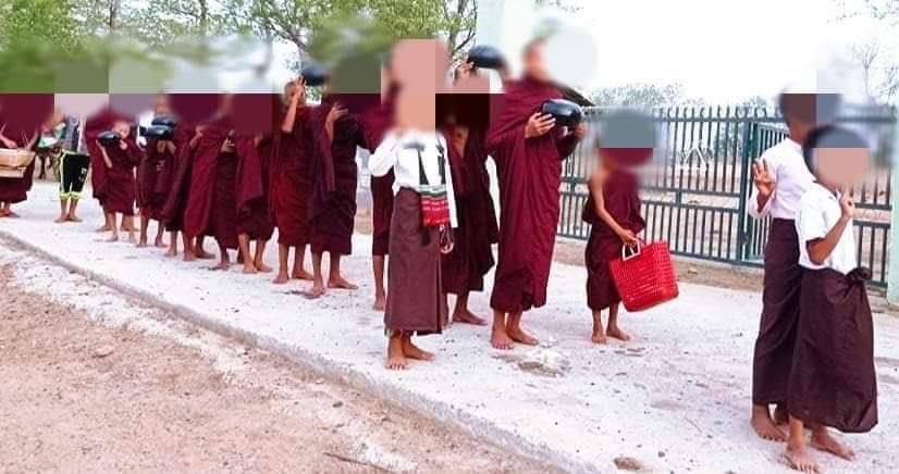 PinsyS's tweet photo. @DrSasa22222 Monks of Magway Tsp staged an anti-dictatorship protest ny raising three-fingers salute sign.
#MyanmarNeedsO2
#July14Coup
#WhatsHappeningInMyanmar https://t.co/SeKXlMvTVh