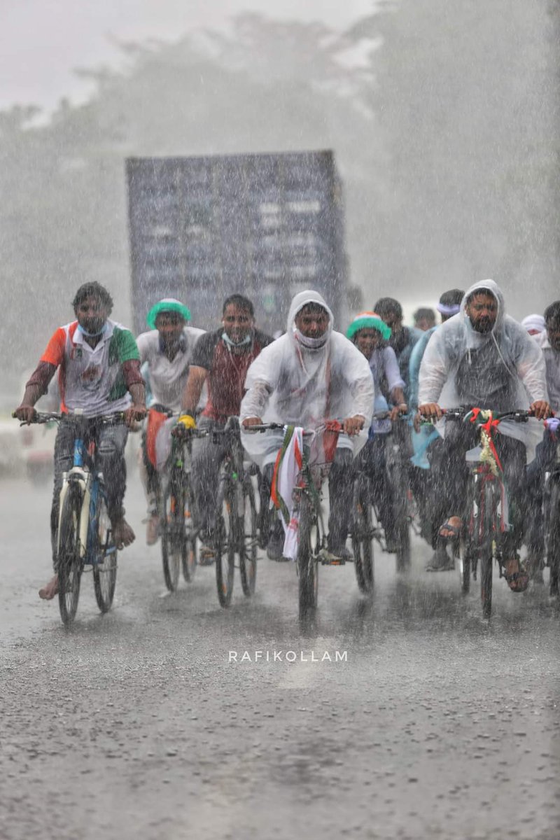 Asishdash01's tweet photo. Dare to say opposition is weak. Opposition is strongest ever but the bulwarks of democracy are weakest, the media is blind and the  people are mentally and emotionally corrupt .
Congress is on road fighting for Indians.  
Kayakulam to Kerala Raj bhawan is 114.8 kms. https://t.co/skDzJxiVOh