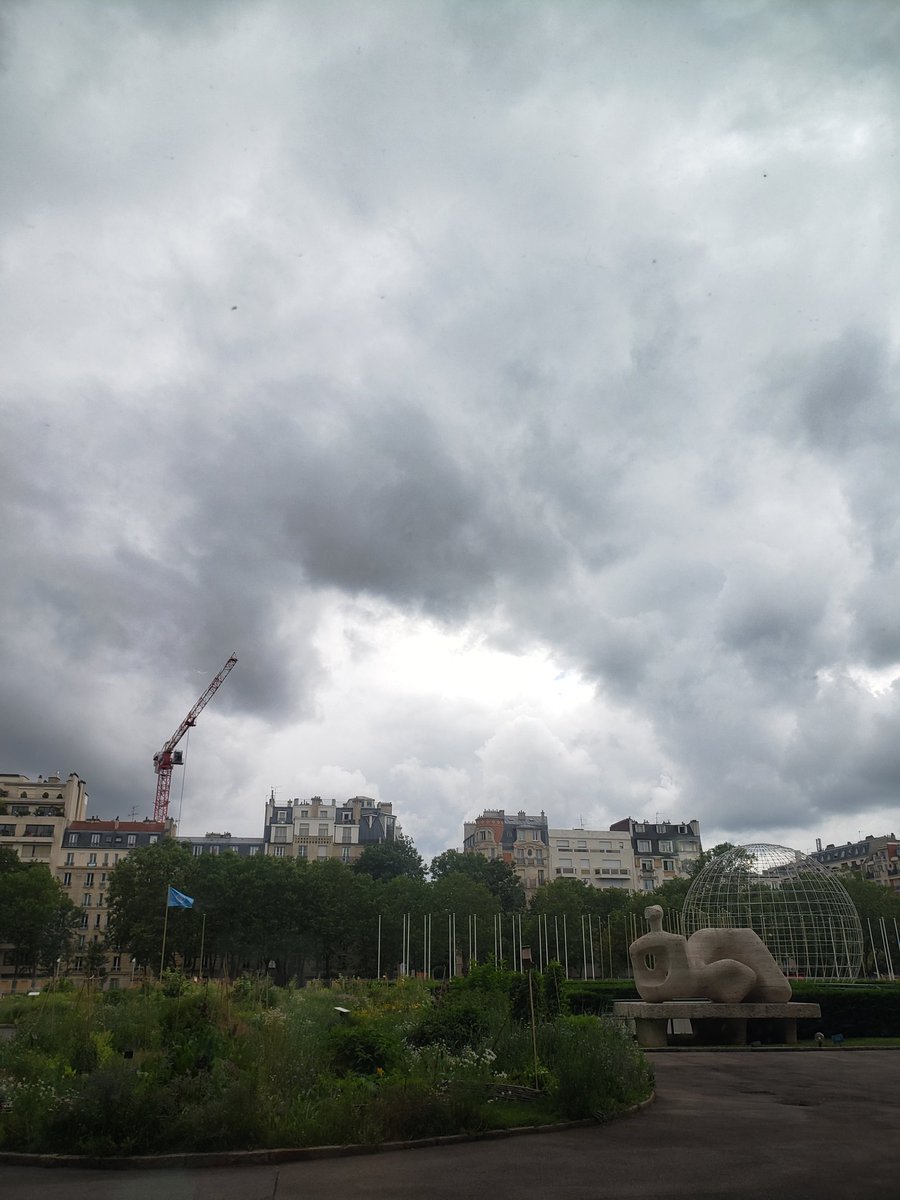 여름옷 입고싶어.. 매일 자켓에 부츠 신고 다니는 흐리고 쌀쌀한 파리...