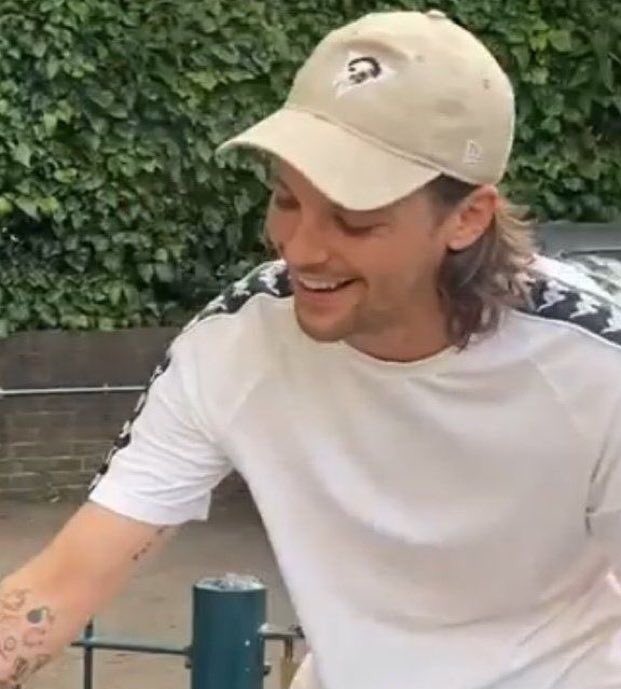 LOUISARCHlVE's tweet image. long hair, my beloved 💔