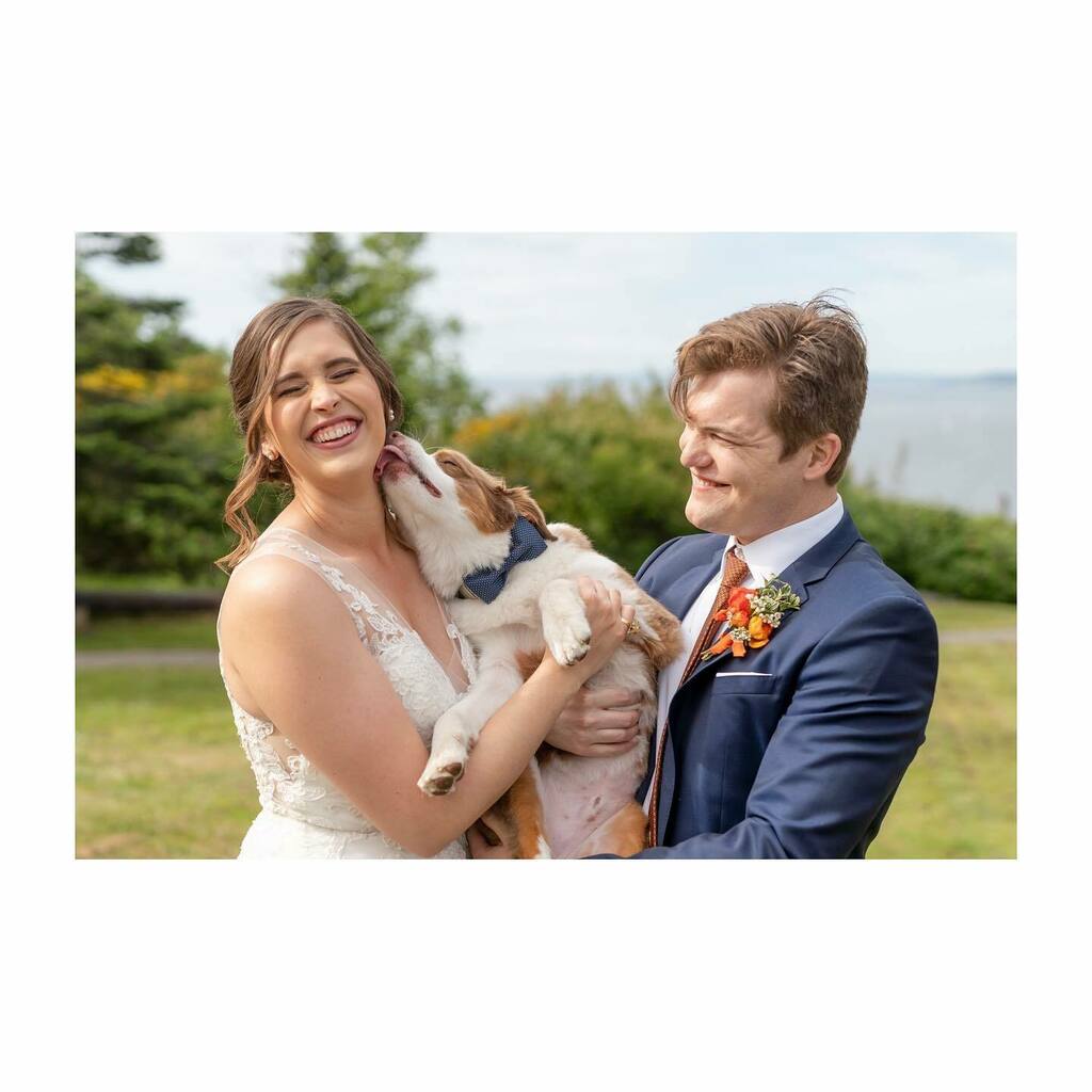 Happiness is puppy kisses on your wedding day. ❤️🐶❤️ #yourfriendtographer #seattlewedding #dogsinweddings #weddingdog #aussiesofinstagram #pnwedding #seattleweddingphotographer #weddingstyle #mustlovedogs instagr.am/p/CRTIloutO8v/